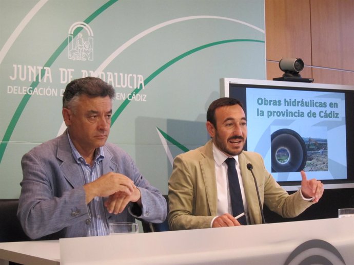 López Gil, a la derecha, acompañado de Federico Fernández en rueda de prensa