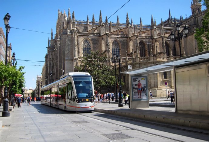 El metrocentro a la altura de la Catedral de Sevilla y el Archivo de Indias