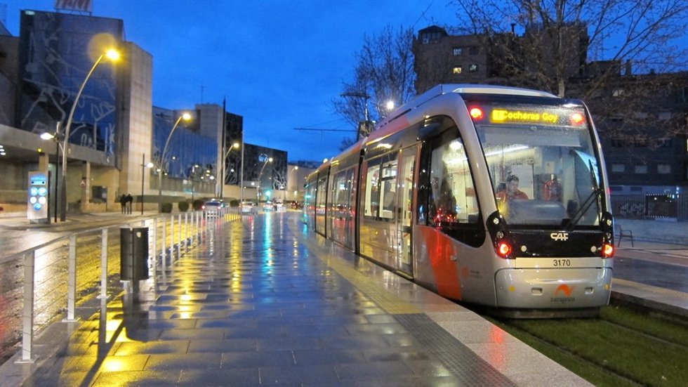 Tranvía a su paso por el barrio del Actur en Zaragoza
