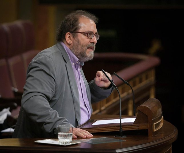 Chesús Yuste, diputado de Chunta Aragonesista, en el hemiciclo