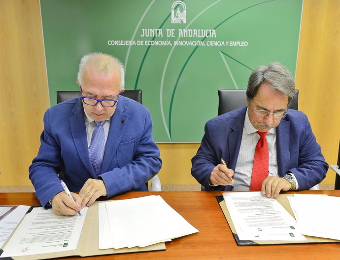 José Sánchez Maldonado y Eugenio Domínguez, rector de la UNIA, firman convenio 