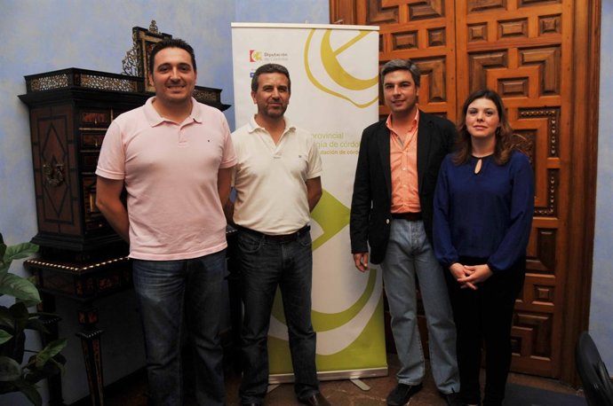 Lorite (con chaqueta) con los responsables municipales