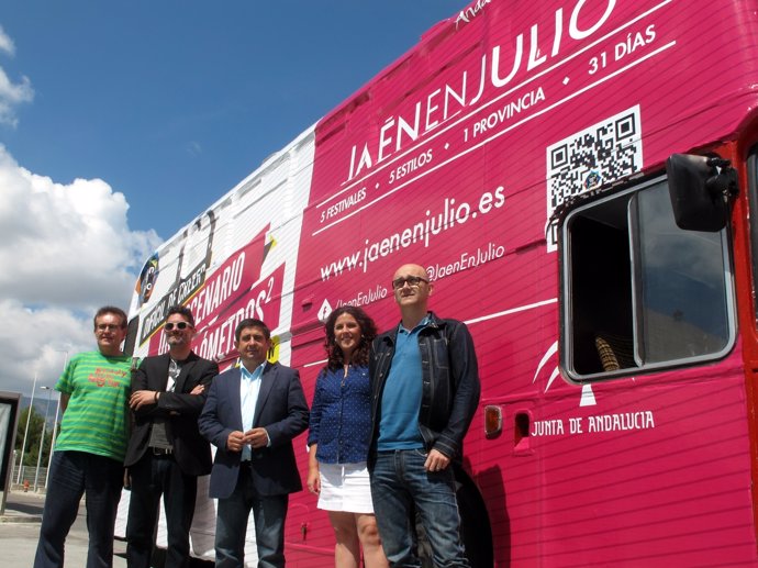 Presentación del autobús de la campaña 'Jaén en julio'.