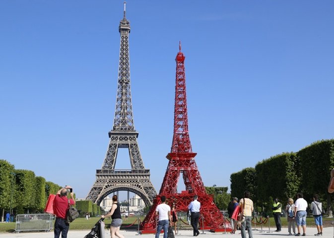 La torre Eiffel tiene una réplica hecha ¡con sillas!