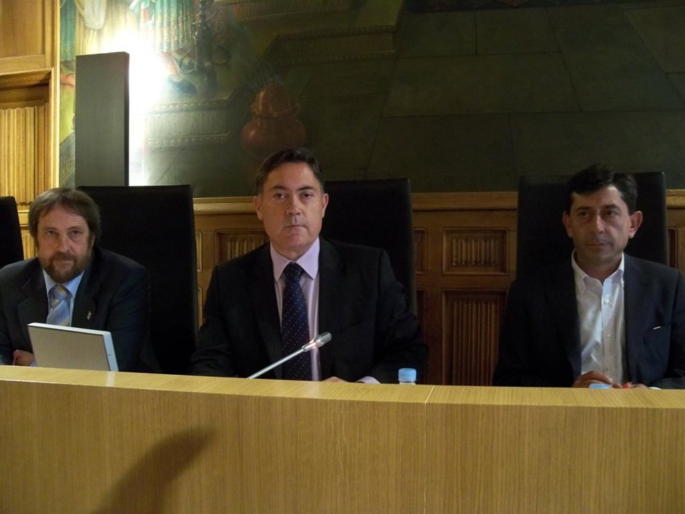 Marcos Martínez, junto a miembros del equipo de Gobierno, durante el pleno.