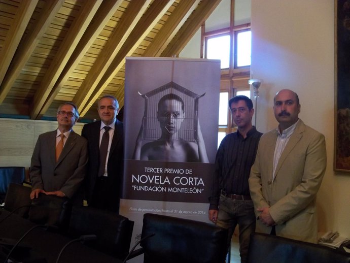 Entrega del III Premio de Novela Corta a Roberto Vivero (segundo izquierda)