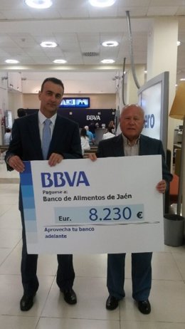Entrega de dinero recaudado por BBVA para Banco de Alimentos de Jaén