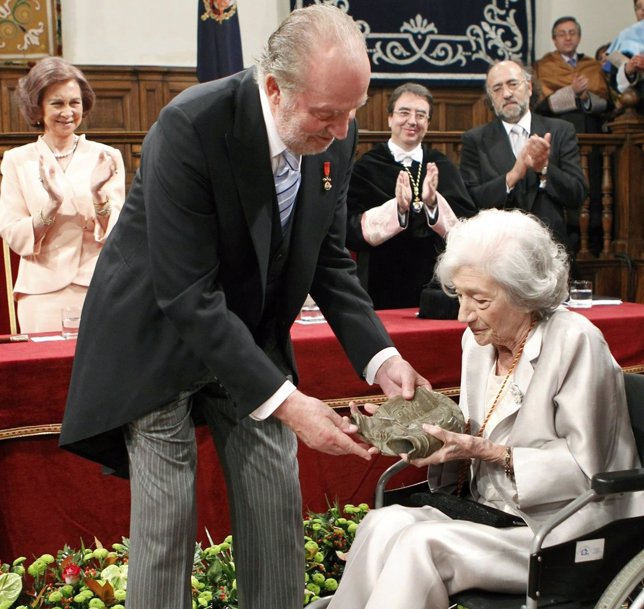 Juan Carlos I entrega el Premio Cervantes 2010 a  Ana María Matute