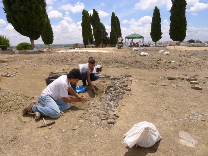 Alumnos del máster de Arqueología hacen prácticas en Itálica