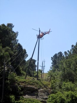 Endesa cambia postes eléctricos con un helicóptero