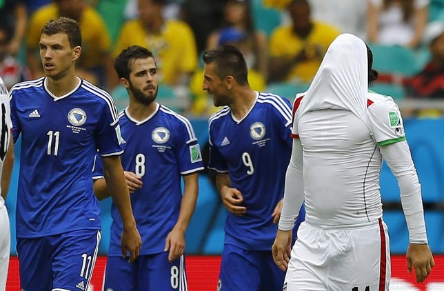 Dzeko, Pjanic e Ibisevic, de Bosnia, celebran el gol ante Bosnia