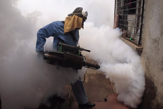 Fumigación contra mosquitos del dengue en Managua, Nicaragua