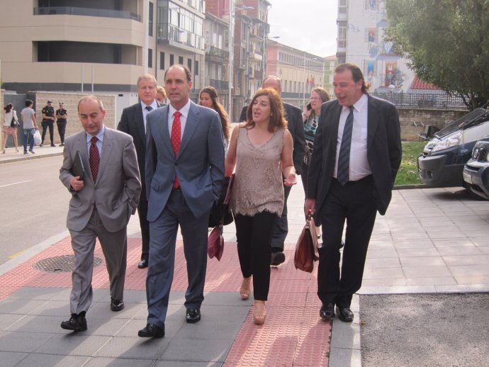 Ignacio Diego llega al Parlamento con sus consejeros