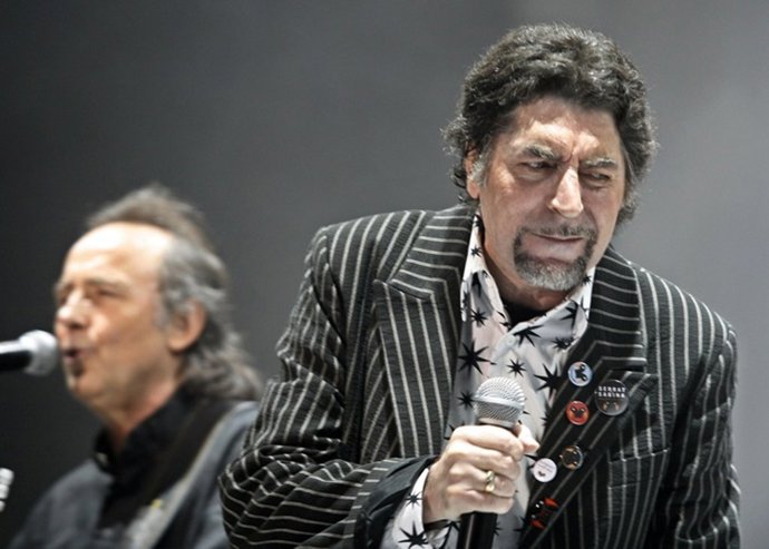 Spanish singers Joaquin Sabina (R) and Joan Manuel Serrat 