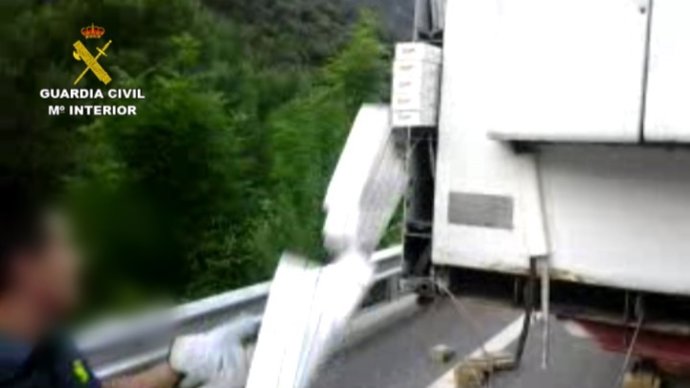 Cajetillas de tabaco en el doble fondo de un camión