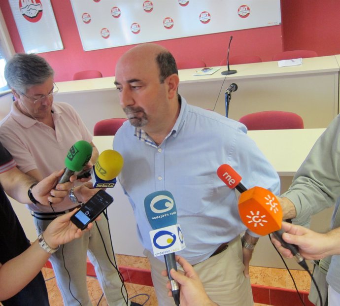 El secretario general de UGT en Jaén, Manuel Salazar, atiende a los periodistas.