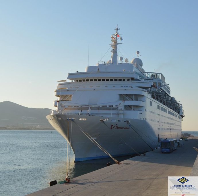 El Thomson Dream atracado en el Puerto de Motril