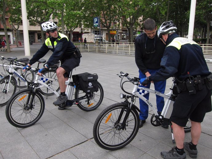 Dos de los policías que patrullan en bici