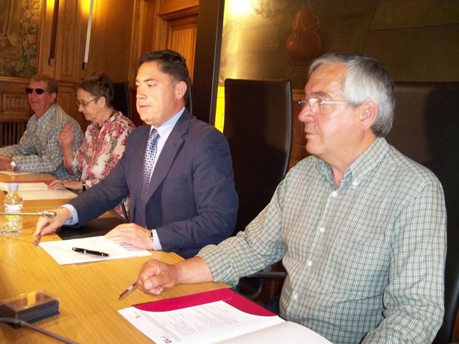 Martínez (2I) durante la firma de los convenios