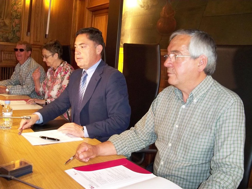 Martínez (2I) durante la firma de los convenios