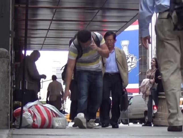 Experimento social robando a un mendigo