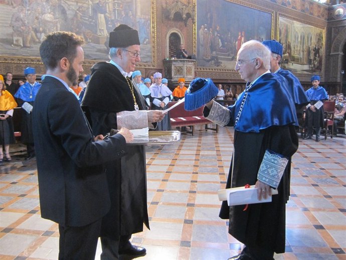 El rector de la UB inviste doctor Honoris Causa a Alfred Lewis Goldberg