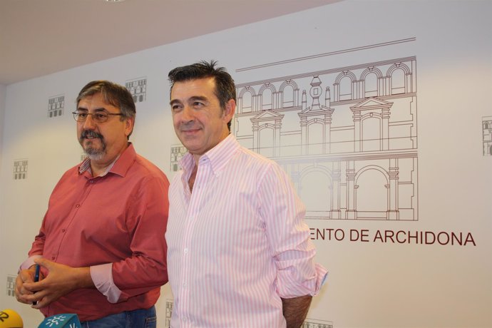 El alcalde de Archidona, Manuel Sánchez , y su sucesor, Francisco Jiménez de IU