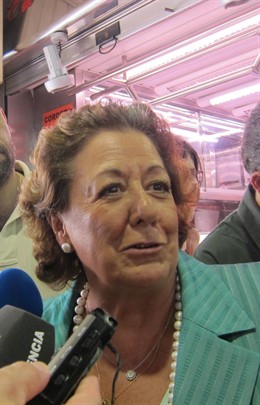 Rita Barberá haciendo declaraciones a los medios 