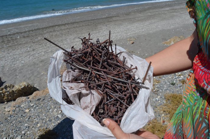 Clavos encontrados en una playa de nerja tras san juan