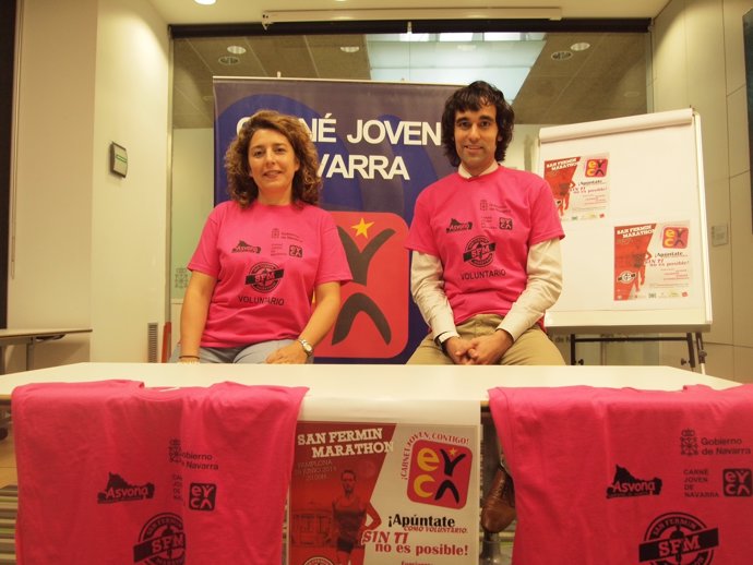 Ángel Ansa y Elena Acaz con los distintivos de los voluntarios       