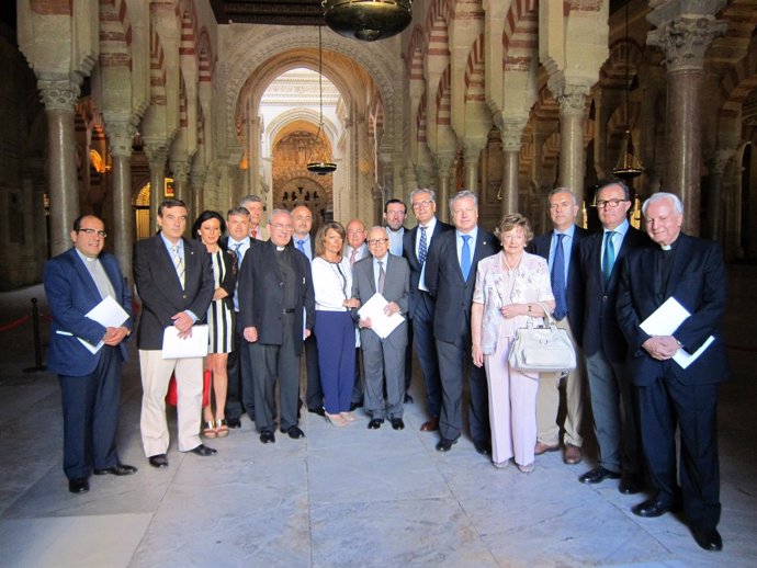 Los integrantes de la Comisión Institucional en la Mezquita-Catedral