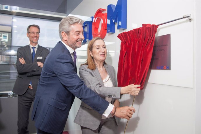La ministra de Fomento inaugura las nuevas instalaciones de Alstom España