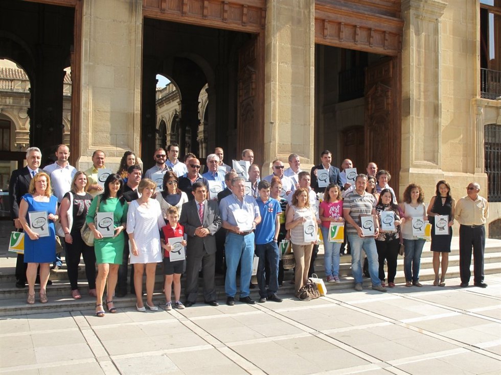 Foto de familia de las empresas distinguidas con el sello Degusta Jaén
