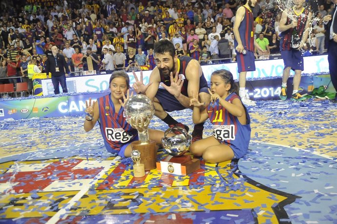 Juan Carlos Navarro celebra el título con sus dos hijas