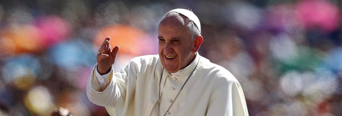 El Papa Francisco saluda a su llegada a su audiencia general de los miércoles en