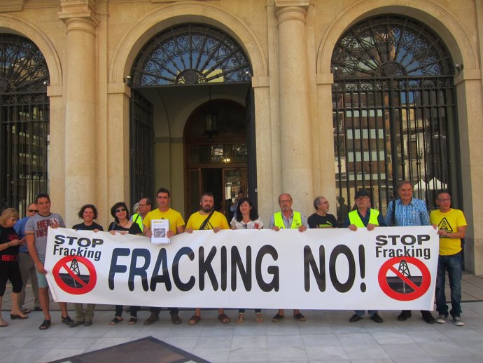 La Plataforma Anti-fracking entrega el informe del IGME en Diputación