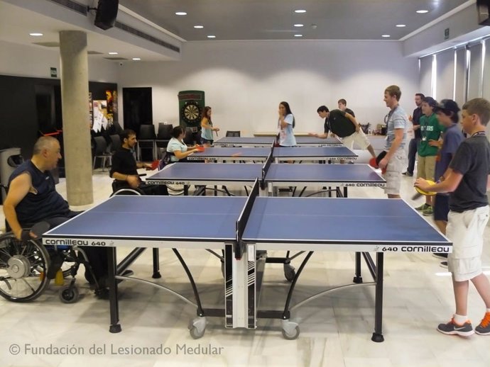 Los visitantes jugando al tenis de mesa en las instalaciones de FLM