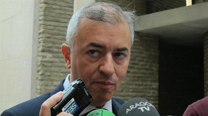 Javier Campoy atendiendo a los medios en las Cortes de Aragón