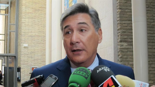 El consejero Ricardo Oliván atendiendo a los medios en las Cortes de Aragón