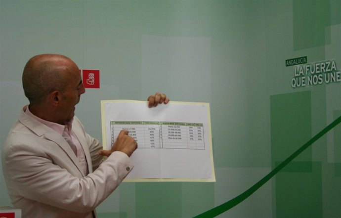 El diputado socialista Antonio Hurtado durante la rueda de prensa