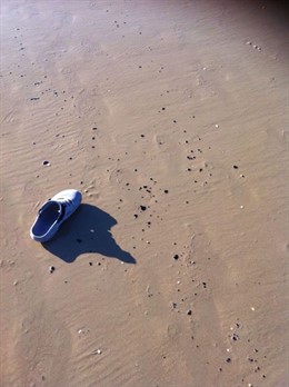 Bolas de alquitrán localizadas en la playa de Zahara de los Atunes