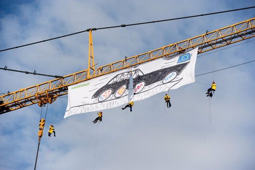 Activistas de Greenpeace despliegan una pancarta en Bruselas