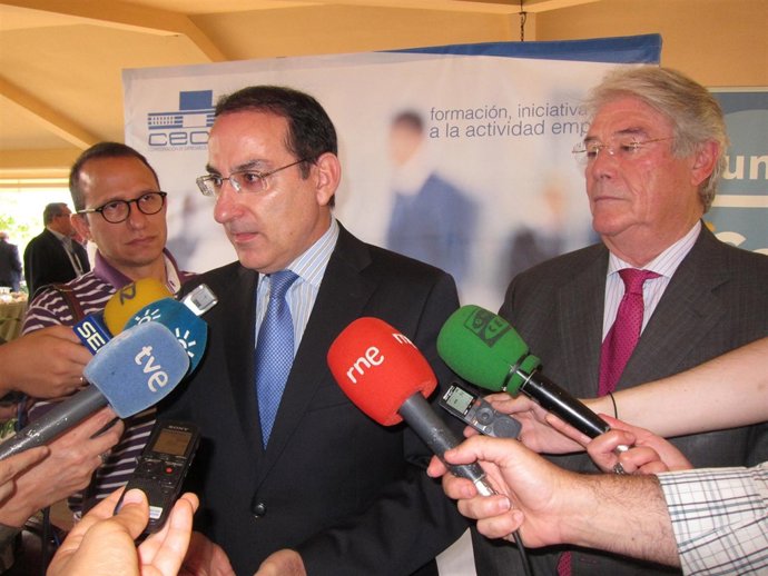 Javier González de Lara atiende a los medios con Luis Carreto