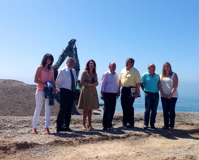 Carmen Crespo en una playa de Adra