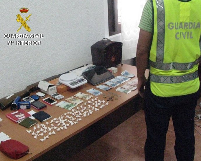 Drogas, dinero y objetos incautados por la Guardia Civil en Castalla