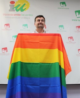 Antonio Maíllo con la bandera del orgullo gay