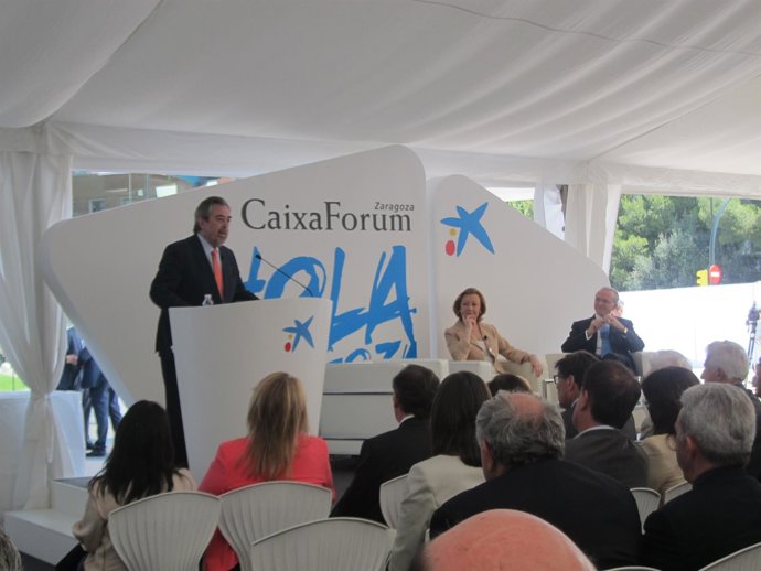El alcalde de Zaragoza, Juan Alberto Belloch, en la inauguración de CaixaForum.