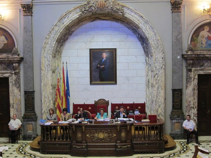 Pleno del Ayuntamiento de Valencia con la imagen de Felipe VI presidiéndolo 
