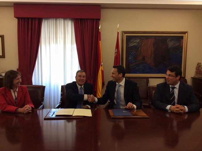 Juan José Mateos firma el convenio con Antonio Norberto Mateos, de Intel