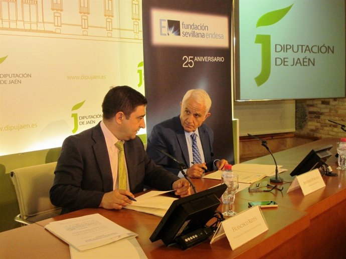 Firma de acuerdo para la iluminación del claustro del Palacio Provincial de Jaén